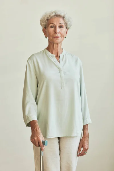 Ritratto donna anziana moderna — Foto Stock