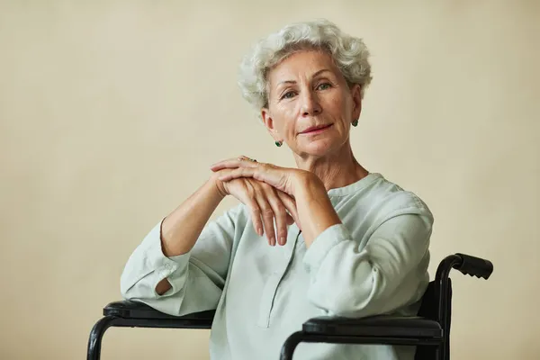 Elegante mujer mayor en silla de ruedas — Foto de Stock