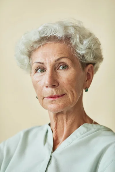 Elegantní portrét starší ženy — Stock fotografie