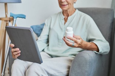 Kıdemli Kadın Reçeteli Haplar