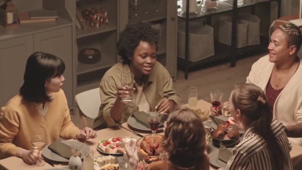 Alto Ângulo Cinco Jovens Mulheres Felizes Multiétnicas Sentadas Mesa Jantar — Vídeo de Stock
