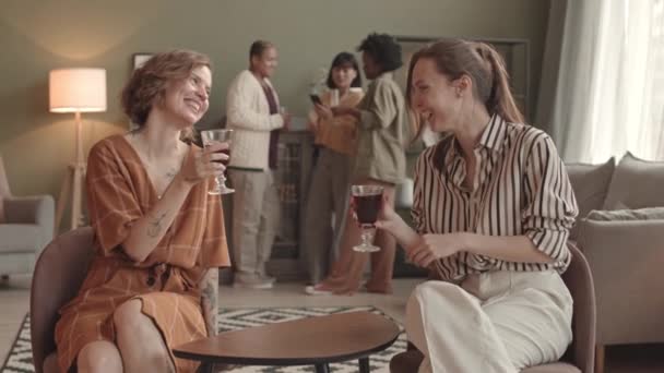 Středně Dlouhé Dvě Mladé Bělošky Sedící Stolečku Obývacím Pokoji Popíjející — Stock video