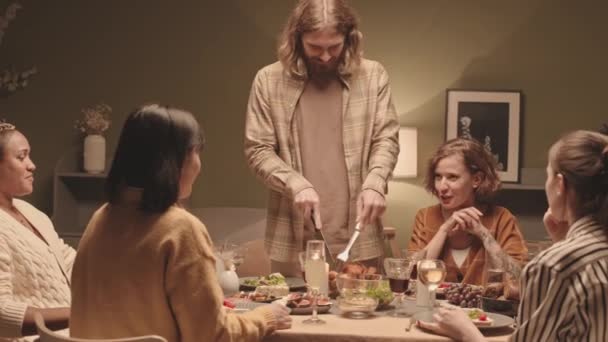 Orta Uzun Sakallı Beyaz Bir Adam Gece Oturma Odasında Yemek — Stok video