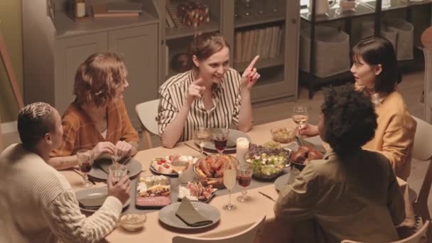 Hochwinkel Von Fünf Glücklichen Jungen Multiethnischen Frauen Die Nachts Tisch — Stockvideo