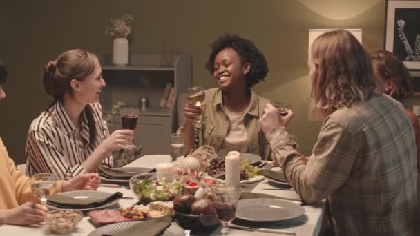 Medium Close Cinco Jovens Amigos Diversos Sentados Mesa Jantar Casa — Vídeo de Stock