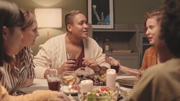 Medium Närbild Unga Multietniska Vänner Sitter Vid Middagsbordet Hemma Har — Stockvideo