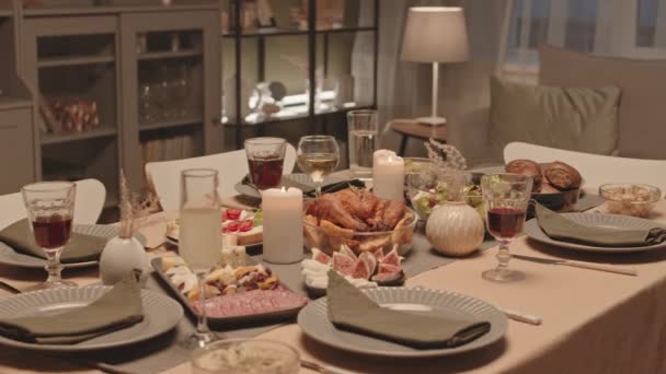 Blick Auf Den Tisch Speisesaal Mit Festlichen Speisen Weingläsern Obst — Stockvideo