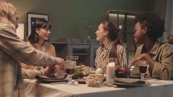 Κλειδωμένη Από Νέους Φίλους Που Κάθονται Στο Τραπέζι Του Φαγητού — Αρχείο Βίντεο
