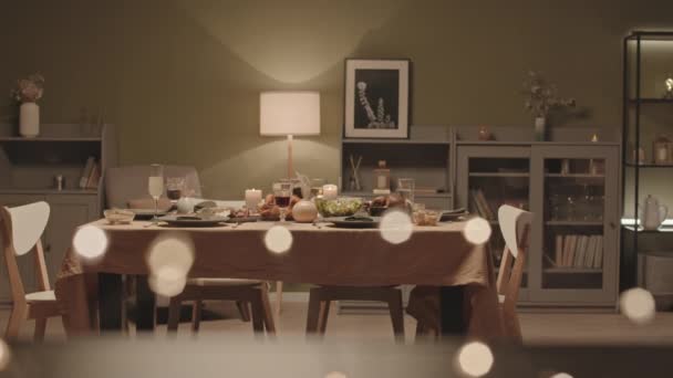 Vista Inclinada Del Comedor Con Mesa Festiva Preparada Para Celebración — Vídeo de stock