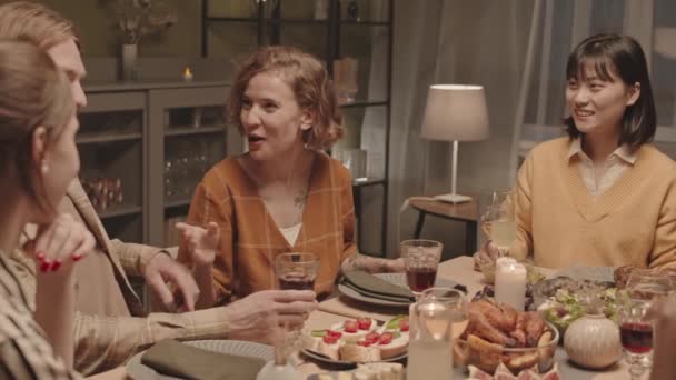 Orta Uzunluktaki Neşeli Genç Insanlar Yemek Odasında Oturuyor Sohbet Ediyor — Stok video