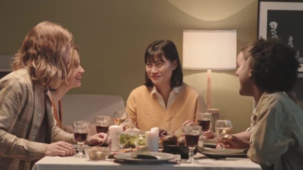 친구들 식탁에 이야기하고 가운데 얼굴을 여자가 맛있는 닭고기와 감자와 요리를 — 비디오