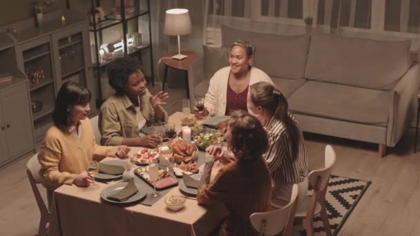 Alto Ángulo Cinco Jóvenes Mujeres Multiétnicas Sentadas Mesa Comedor Sala — Vídeo de stock