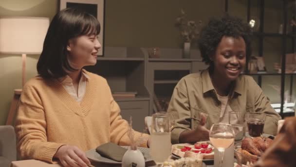 Cintura Duas Jovens Mulheres Asiáticas Afro Americanas Sentadas Mesa Entre — Vídeo de Stock