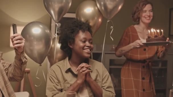 Encerrado Mujer Caucásica Sacando Pastel Chocolate Poniéndolo Mesa Frente Joven — Vídeos de Stock