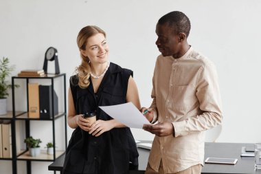 Office gülümseyen iş arkadaşları