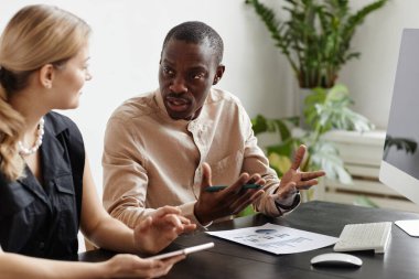 Afrikalı Amerikalı Adam Projesini Tartışıyor