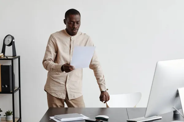 Uomo d'affari afro-americano minimale — Foto Stock