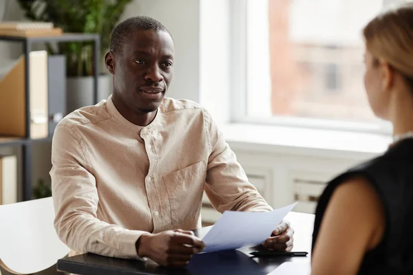 Imprenditore di successo discutere di lavoro — Foto Stock