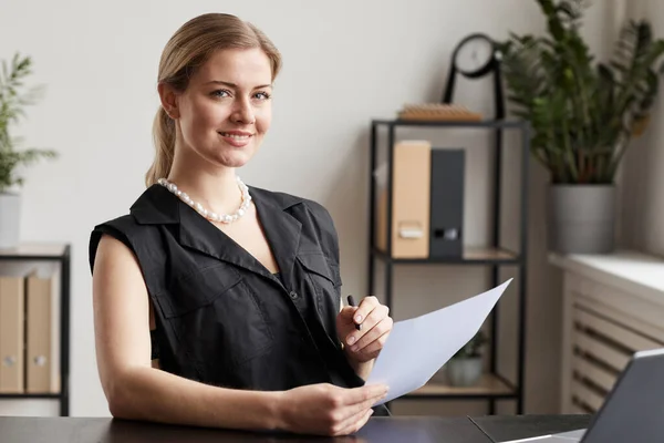 成功的女性在办公桌前微笑 — 图库照片