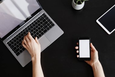 Siyahta Akıllı Telefon Kullanan Kadın Elleri