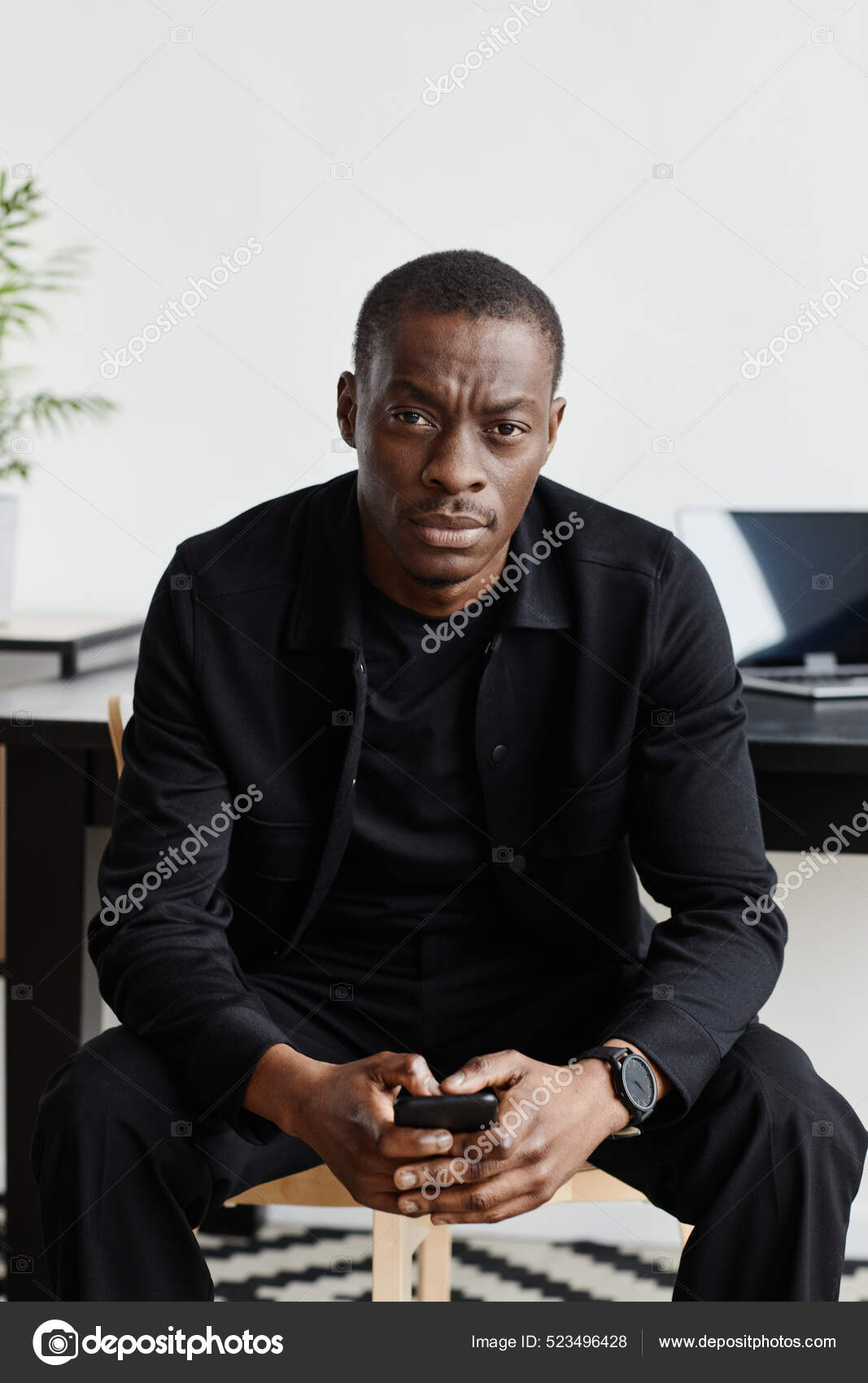 Sérieux homme d'affaires noir — Photo de stock par ©SeventyFour - 523496428, image size:1067x1700