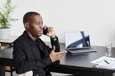 Siyah İş Adamı Telefon Tarafından Konuşuyor