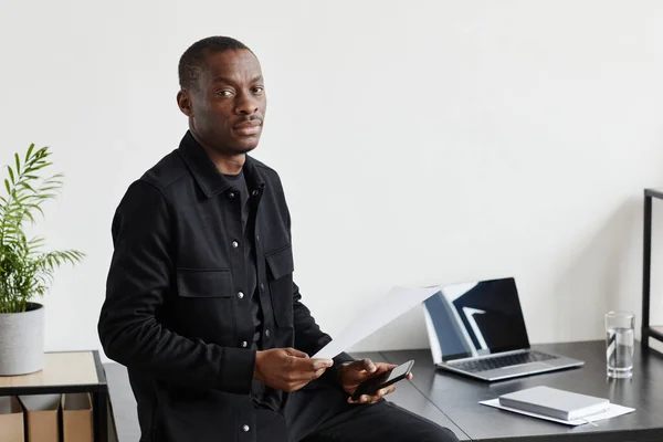 Black Entrepreneur at Desk Minimal — Stock fotografie