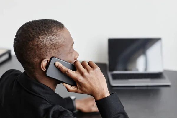 Uomo d'affari nero Parlando per telefono — Foto Stock