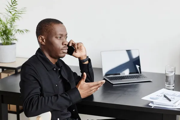 Uomo d'affari nero Parlando dal telefono Vista laterale — Foto Stock