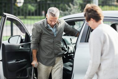 Engelli Adam Arabadan Ayrıldı