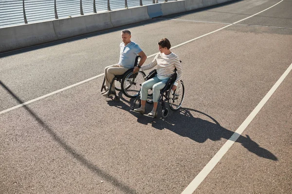Couple en fauteuil roulant Extérieur Angle élevé — Photo