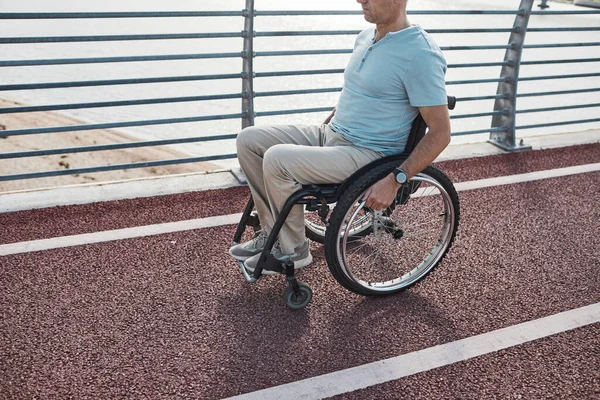 Homme en fauteuil roulant En plein air Cultivé — Photo