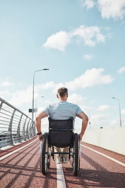 Человек в инвалидной коляске на открытом воздухе — стоковое фото