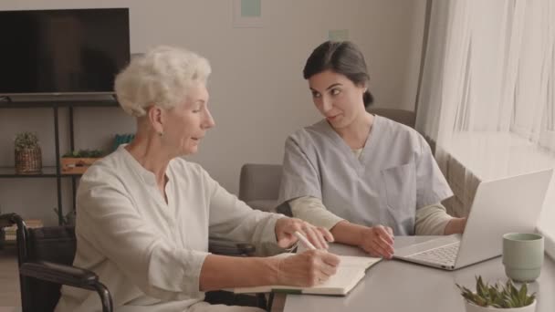 Vita Accoltellato Colpo Genere Assistente Sociale Femminile Spiegando Donna Anziana — Video Stock