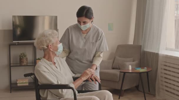 Střední Bodné Záběry Starostlivé Ženy Sociální Pracovnice Staré Paní Invalidním — Stock video