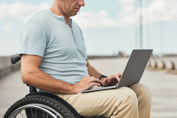 Hombre en silla de ruedas usando portátil —  Fotos de Stock