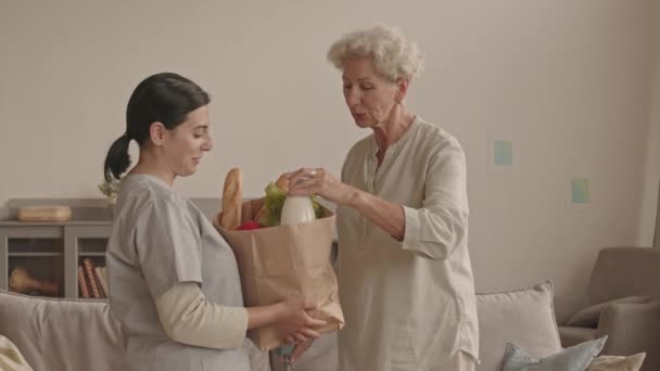 Medium Shot Van Gelukkige Senior Vrouw Zoek Naar Voedingsmiddelen Bruin — Stockvideo