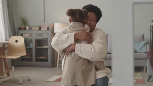 Uzamčená Šťastná Starší Afroameričanka Klečící Otevřenou Náručí Podlaze Svého Bytu — Stock video