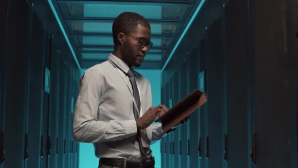 Средний Снимок Молодого Афроамериканца Формальной Одежде Стоящего Стойки Серверной Работающего — стоковое видео