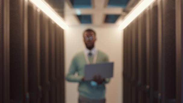 Afsluiting Van Jonge Afrikaanse Mannelijke Ingenieur Met Laptop Handen Gaan — Stockvideo