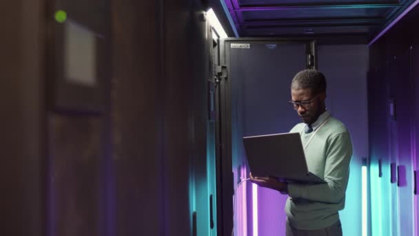 Bloqueo Joven Técnico Afroamericano Pie Gabinete Del Servidor Rack Iluminado — Vídeo de stock