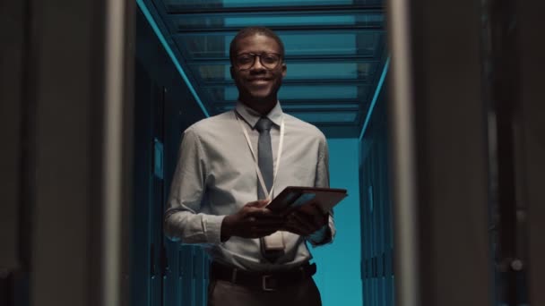 Μέτριο Πλάνο Πορτρέτο Του Νεαρού Αφροαμερικανού Άνδρα Στέκεται Στο Δωμάτιο — Αρχείο Βίντεο