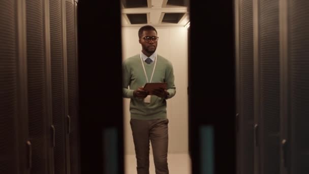 Elinde Dijital Tabletle Sunucu Odasından Çıkan Genç Afrikalı Erkek Bilişim — Stok video
