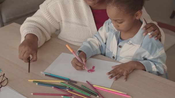 Beş Yaşında Tatlı Bir Kız Çocuğu Gündüz Vakti Oturma Odasında — Stok video