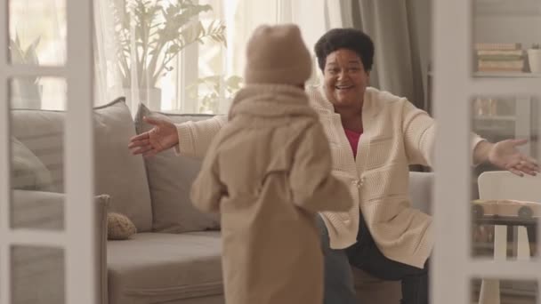 거실에서 소파에 사랑하는 아프리카 미국인 할머니가 모자를 스카프를 두르고 귀여운 — 비디오