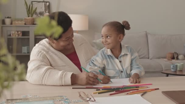 Середній Зблизька Дівчинка Двома Хвостами Сидить Колінах Люблячої Афроамериканської Бабусі — стокове відео