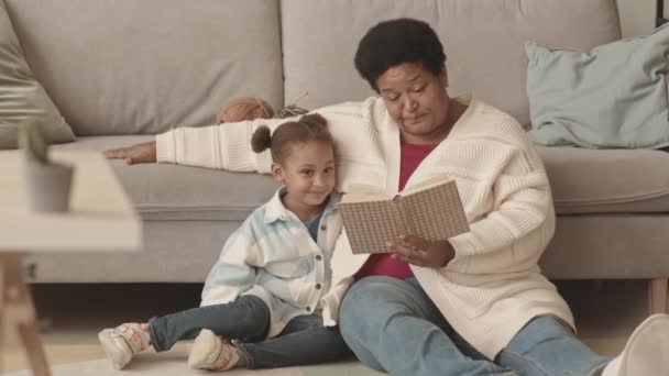 Steadicam Milující Afroameričanky Dospělé Ženy Sedící Podlaze Vedle Gauče Obývacím — Stock video