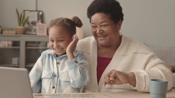 Pas Uroczej Pięcioletniej Dziewczynki Siedzącej Kolanach Wesołej Afroamerykańskiej Babci Przy — Wideo stockowe