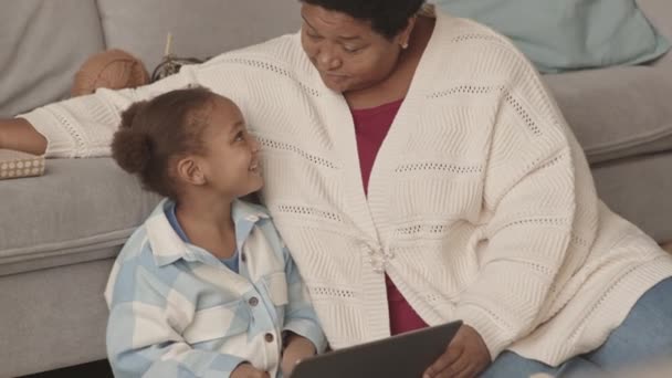 Média Longa Mulher Madura Afro Americana Cortada Sentada Chão Por — Vídeo de Stock