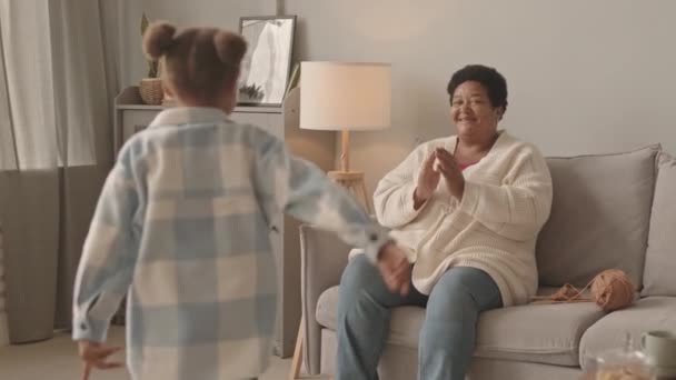 Média Longa Mulher Madura Afro Americana Alegre Sentada Sofá Batendo — Vídeo de Stock